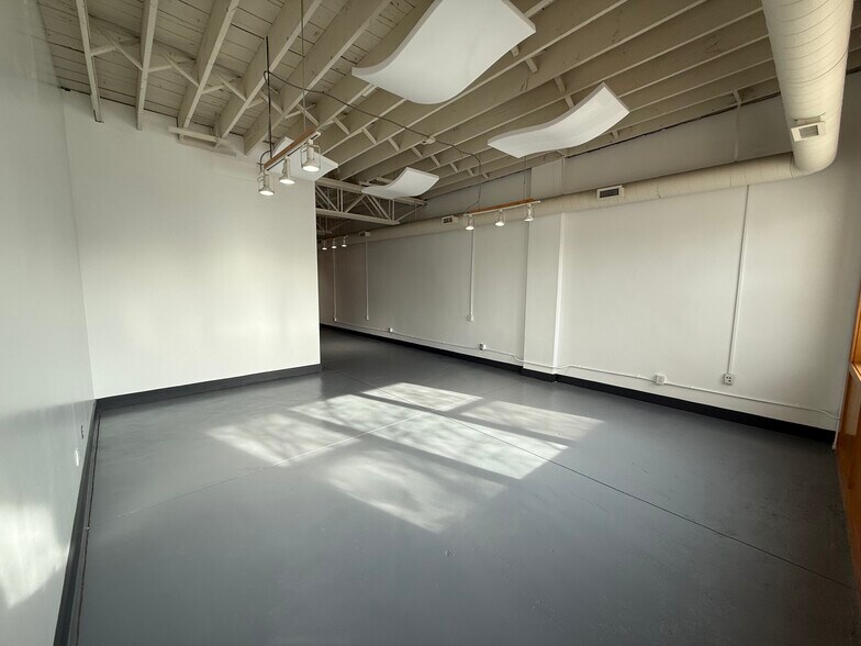 22620 Woodward Ave, Ferndale, MI à louer - Photo du bâtiment - Image 3 de 10