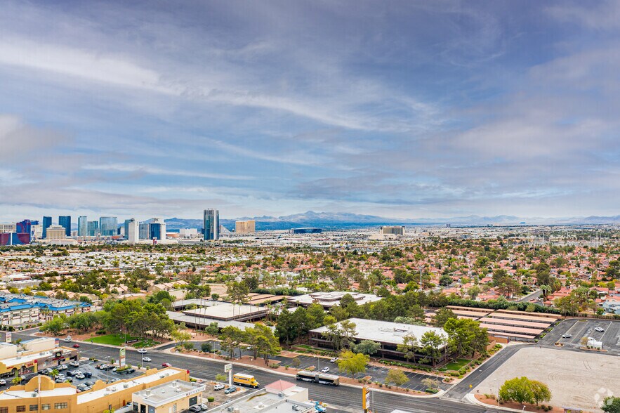 5451 Spring Mountain rd, Las Vegas, NV à vendre - Photo du bâtiment - Image 3 de 3