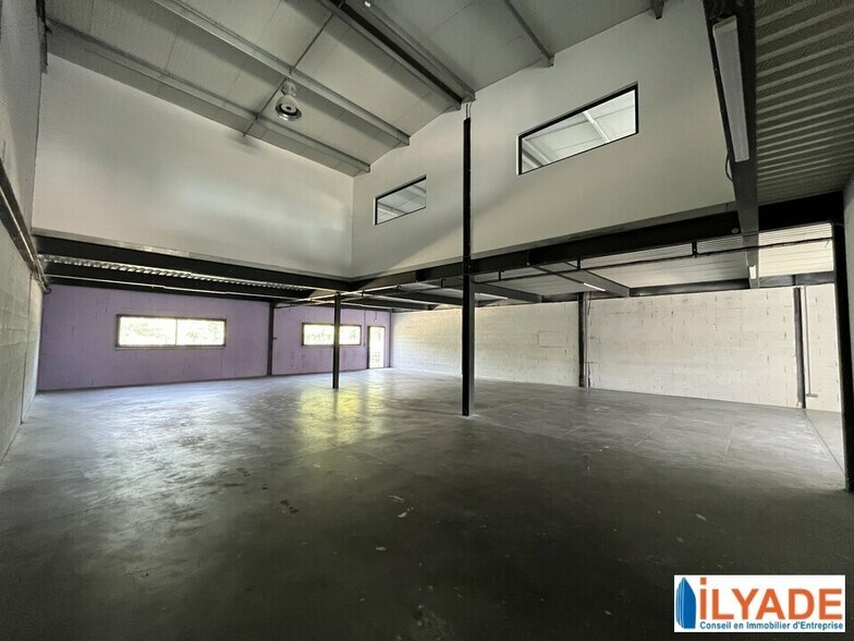 Flex in Le Thor for lease - Interior Photo - Image 1 of 6