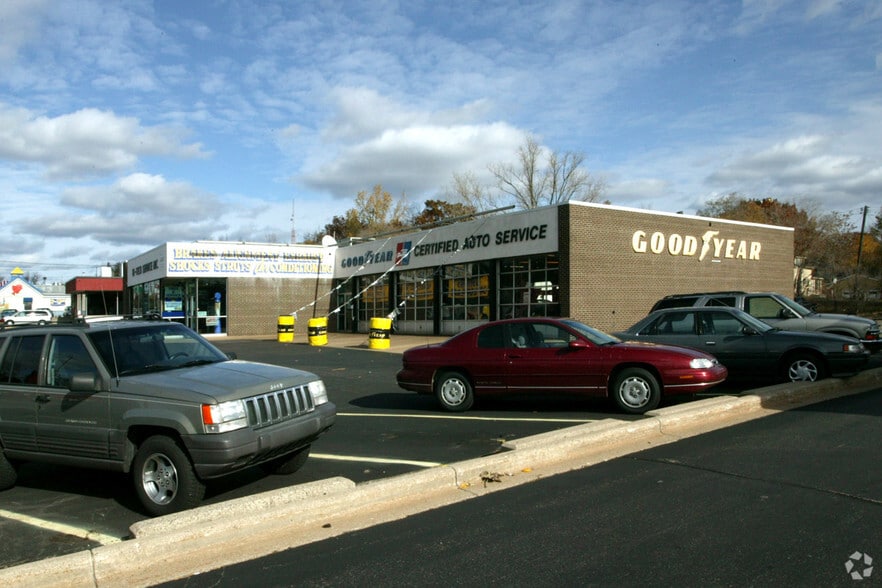 2518 Alpine Ave, Grand Rapids, MI for sale - Primary Photo - Image 1 of 2