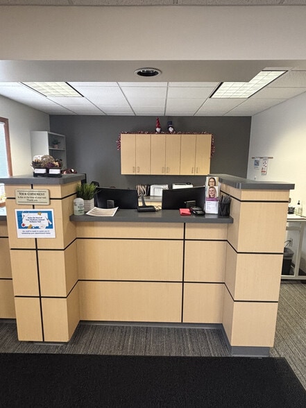 830 E Green Bay Ave, Saukville, WI for lease - Interior Photo - Image 2 of 14