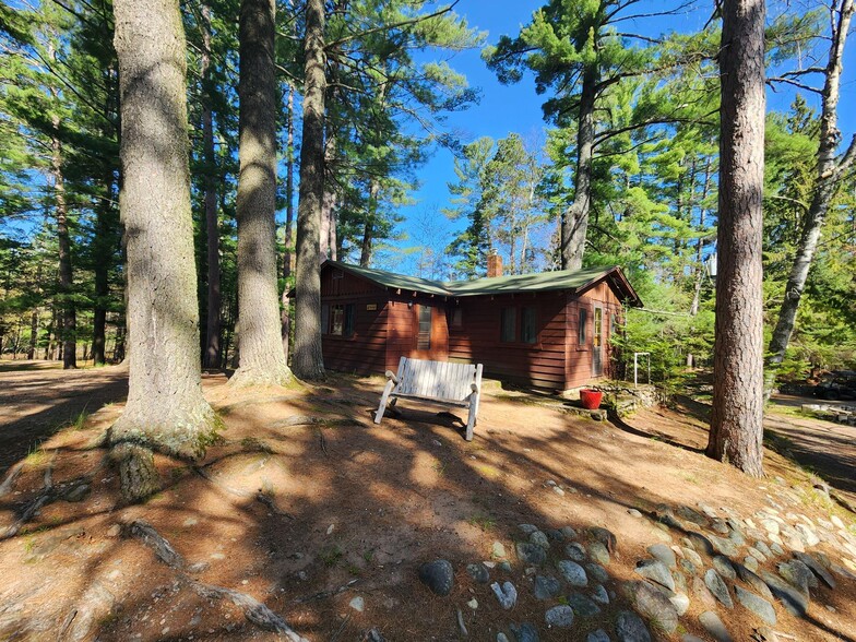 7952 Narrows Rd, Minocqua, WI à vendre - Photo du b timent - Image 3 de 11