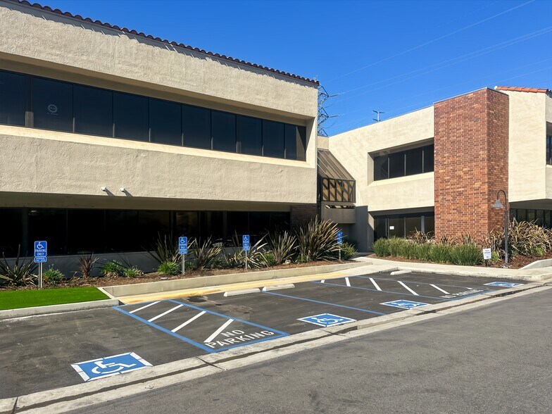 27281 Las Ramblas, Mission Viejo, CA à louer - Photo du bâtiment - Image 3 de 15