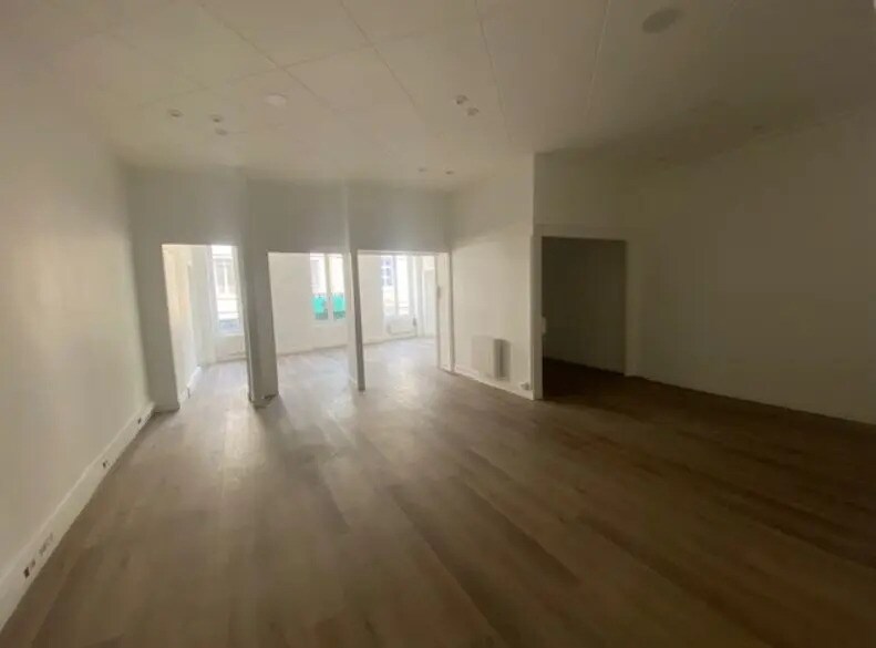 Office in Lyon for lease - Interior Photo - Image 3 of 5