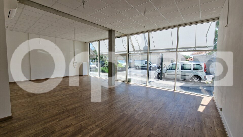 Retail in Bègles for lease Interior Photo- Image 1 of 6