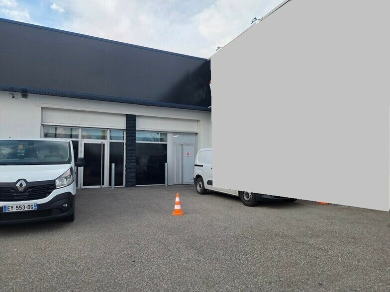 104 Route Des Monts Du Lyonnais, Messimy for lease - Building Photo - Image 1 of 7