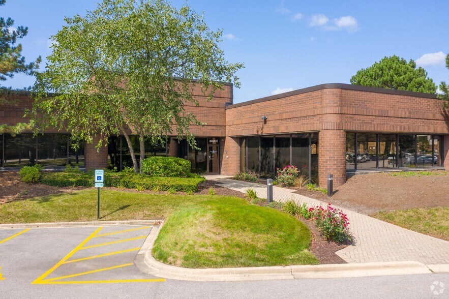 3020 Woodcreek Dr, Downers Grove, IL à louer - Photo du bâtiment - Image 3 de 9