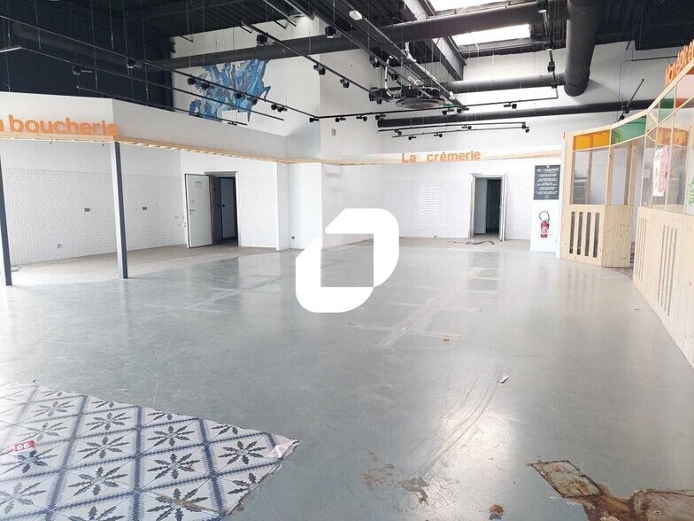 Retail in Maurepas for lease - Interior Photo - Image 1 of 5