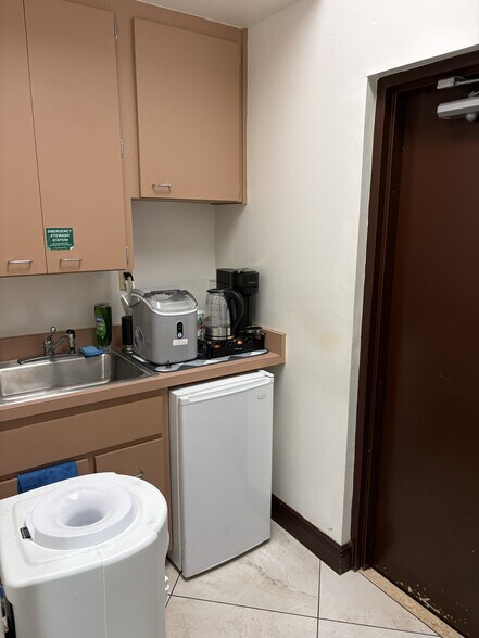 2231 N University Dr, Pembroke Pines, FL à louer - Photo du bâtiment - Image 2 de 12