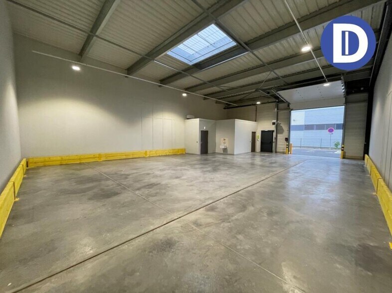 Flex in Flévy for lease - Interior Photo - Image 2 of 3