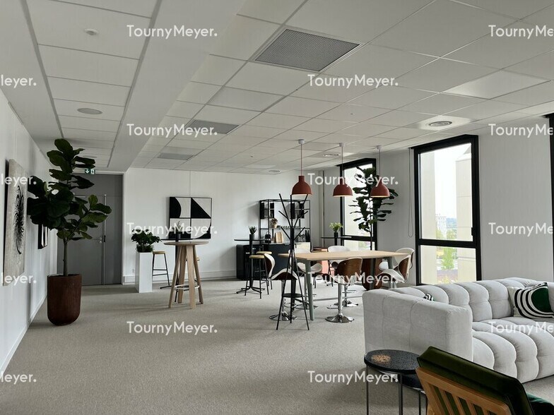 Office in Bordeaux for lease - Interior Photo - Image 3 of 12