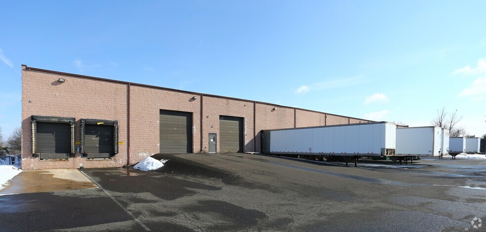 100 Louise Dr, Ivyland, PA à louer - Photo du bâtiment - Image 3 de 7