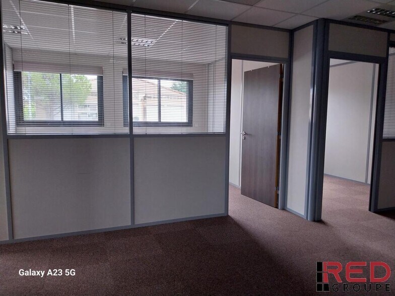 Office in Éguilles for lease - Interior Photo - Image 3 of 10