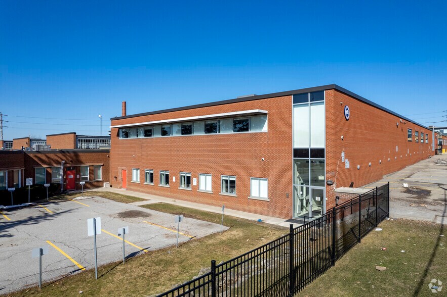 250 Bowie Ave, Toronto, ON à vendre - Photo principale - Image 1 de 1