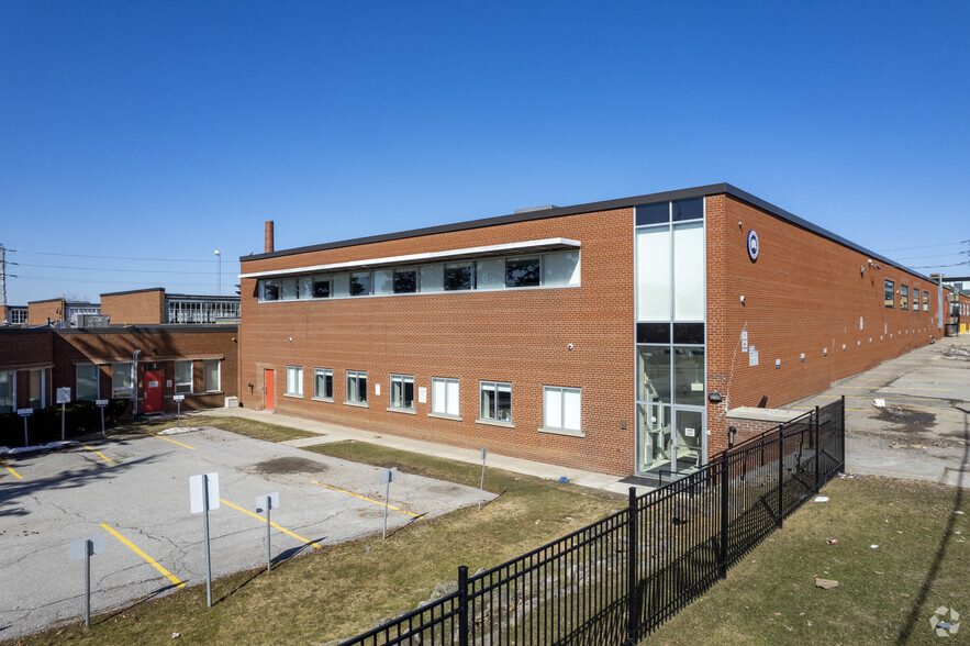 250 Bowie Ave, Toronto, ON for lease - Primary Photo - Image 1 of 7