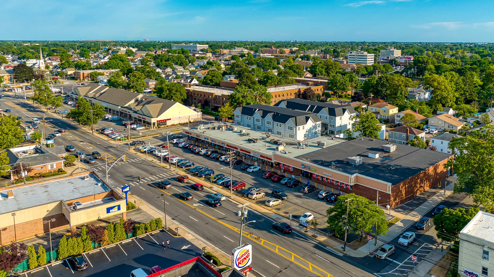 172-192 W Merrick Rd, Valley Stream, NY for lease Building Photo- Image 1 of 3