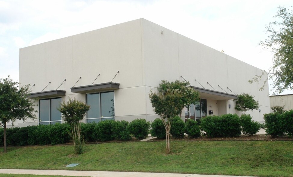 2441 Pecan St, Carrollton, TX à louer - Photo du bâtiment - Image 2 de 10