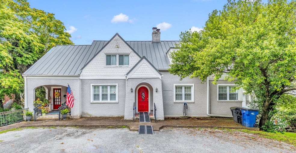 609 W 7th St, Columbia, TN for sale - Primary Photo - Image 1 of 6