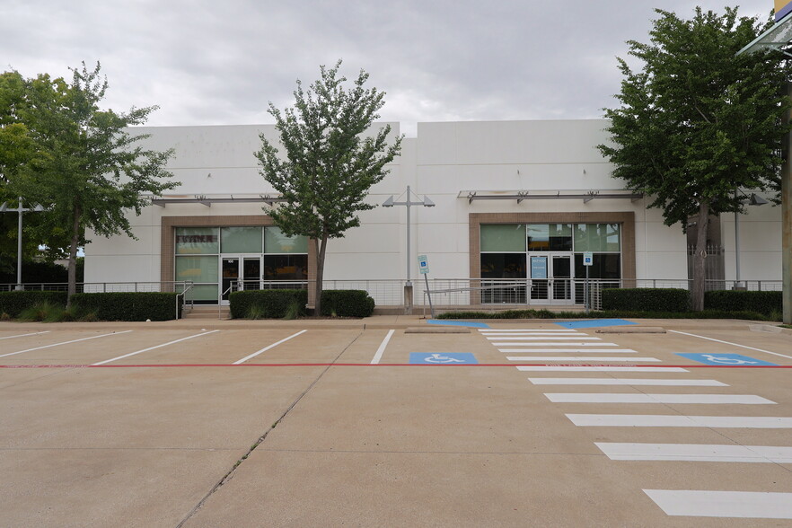2703 W Mockingbird Ln, Dallas, TX à louer - Photo du bâtiment - Image 2 de 9