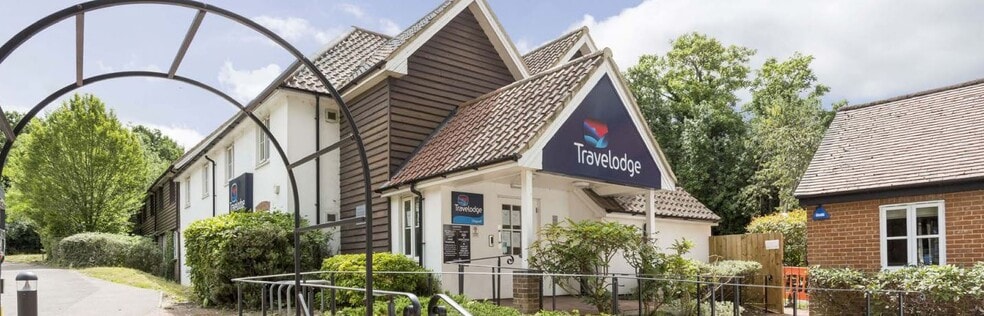 735 Chigwell Rd, Woodford Green for sale - Primary Photo - Image 1 of 3