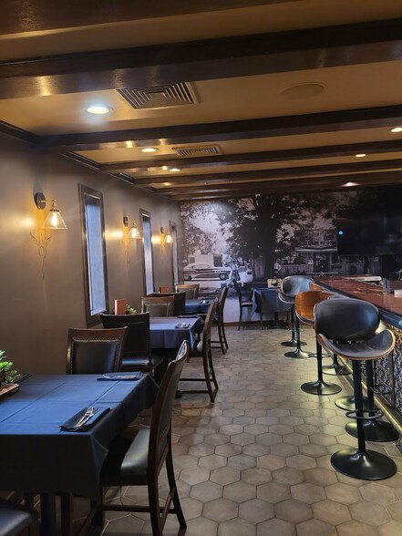 1325 Eureka Way, Redding, CA à louer - Photo du bâtiment - Image 3 de 6