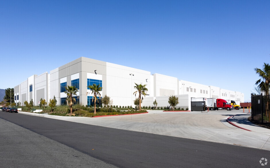 8645 Almond Ave, Fontana, CA for lease - Building Photo - Image 3 of 6