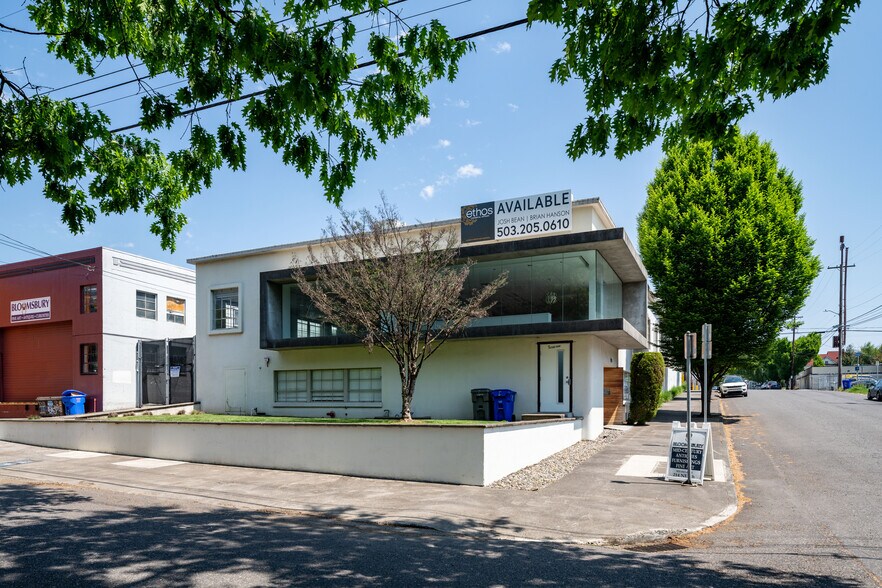 911-915 NE Davis St, Portland, OR à louer - Photo du bâtiment - Image 2 de 17
