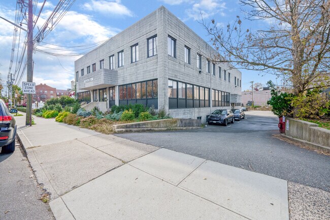 Plus de détails pour 30 S Ocean Ave, Freeport, NY - Bureau à louer