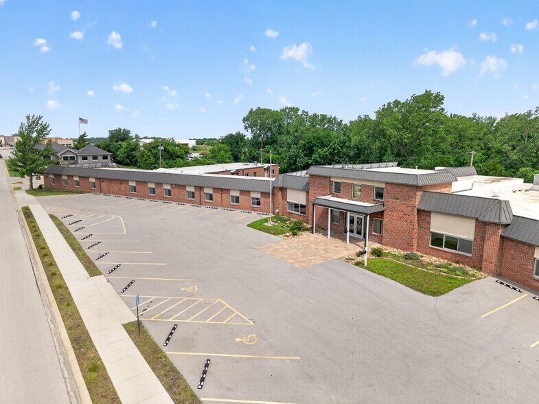 106 Hospital Dr, Smithville, MO à vendre - Photo du bâtiment - Image 1 de 83
