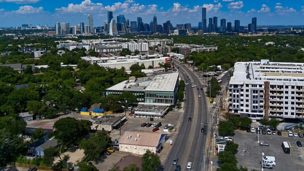 2038 S Lamar Blvd, Austin, TX à louer - Photo du bâtiment - Image 3 de 16