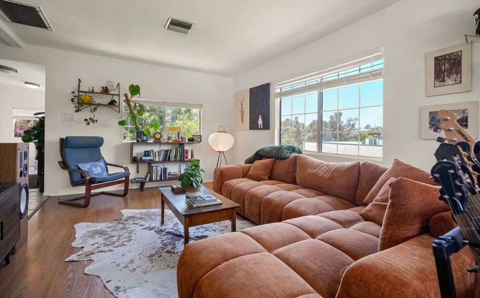2142 Baxter St, Los Angeles, CA for sale - Interior Photo - Image 2 of 25