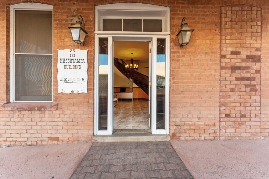 1 E Apache St, Wickenburg, AZ à louer - Photo du bâtiment - Image 2 de 14
