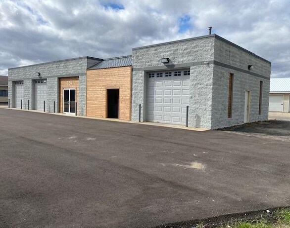 225 Jefferson St, Cambridge, WI à vendre - Photo du bâtiment - Image 2 de 5