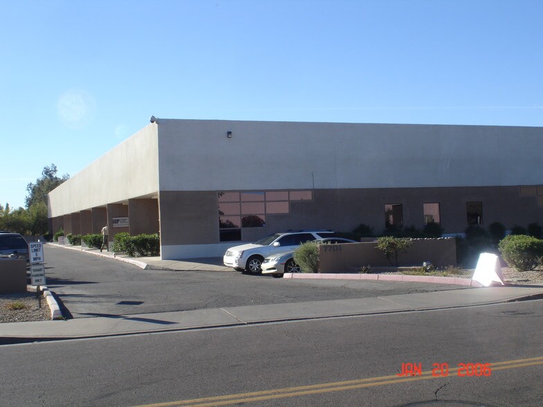 7701 E Gray Rd, Scottsdale, AZ à louer - Photo du bâtiment - Image 3 de 4