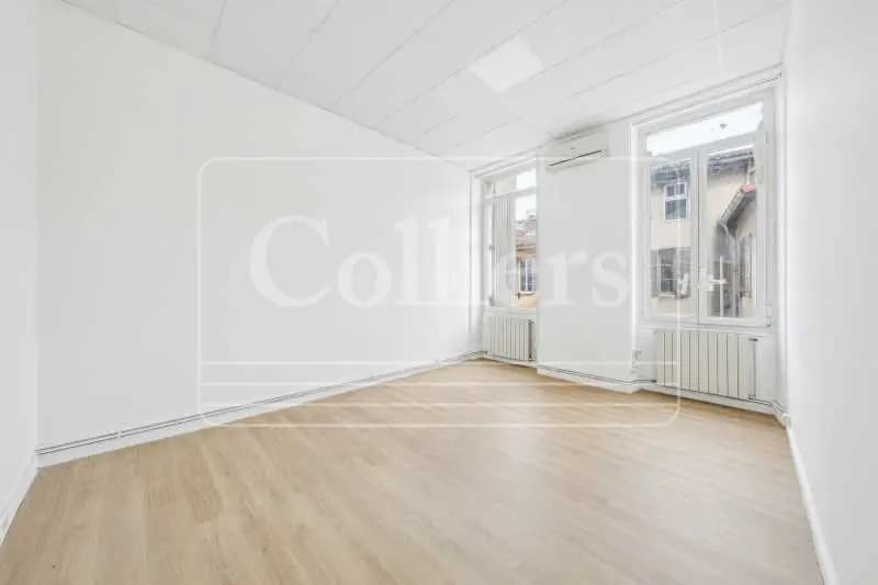 Office in Marseille for lease - Building Photo - Image 3 of 11
