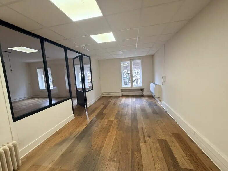 Office in Bordeaux for lease - Interior Photo - Image 3 of 8