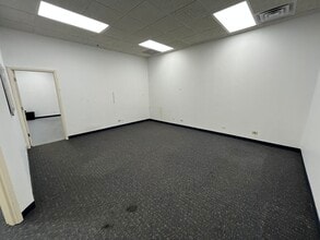 910 Sherwood Dr, Lake Bluff, IL for lease Interior Photo- Image 2 of 7