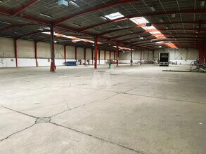 Flex in Morangis for lease Building Photo- Image 1 of 7