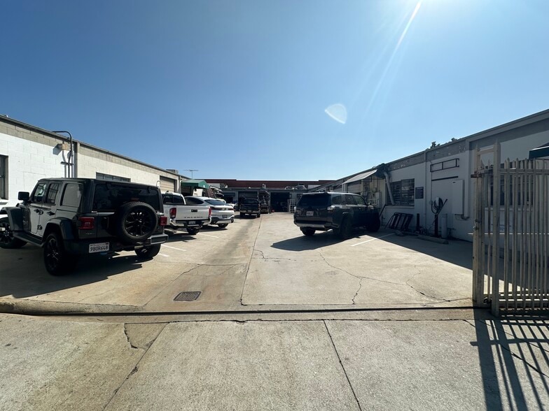 400-402 W Chevy Chase Dr, Glendale, CA for lease - Building Photo - Image 3 of 12