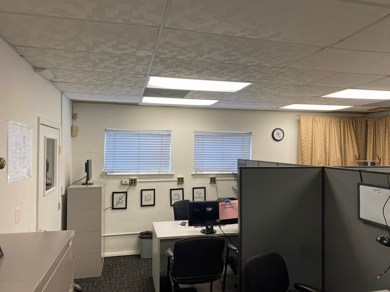 22 Broadway, Amityville, NY à vendre - Photo du bâtiment - Image 3 de 4