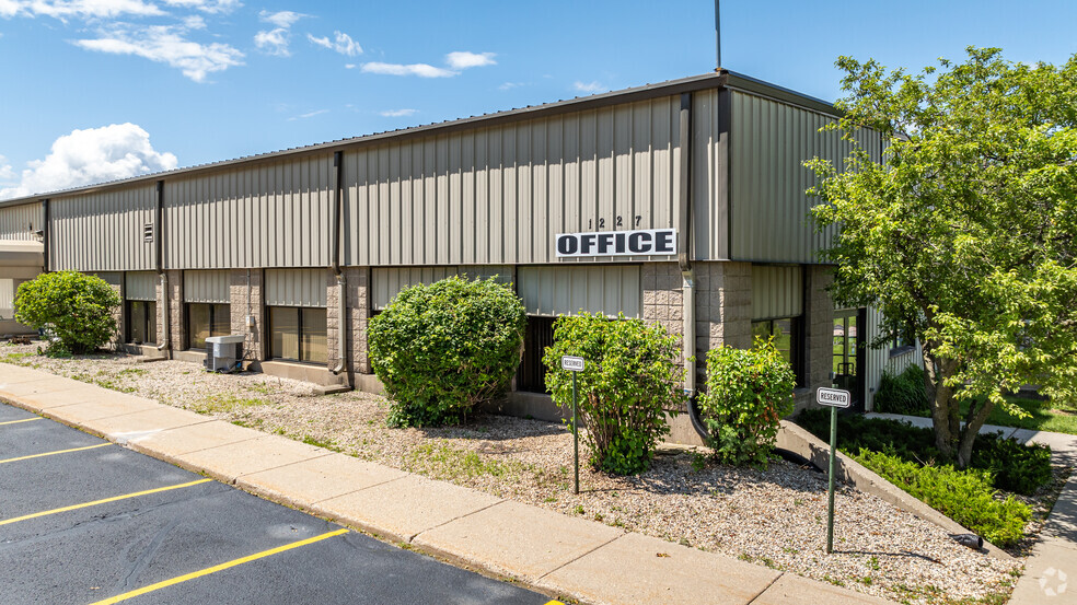 1205-1227 Barberry Dr, Janesville, WI à louer - Photo du bâtiment - Image 3 de 20