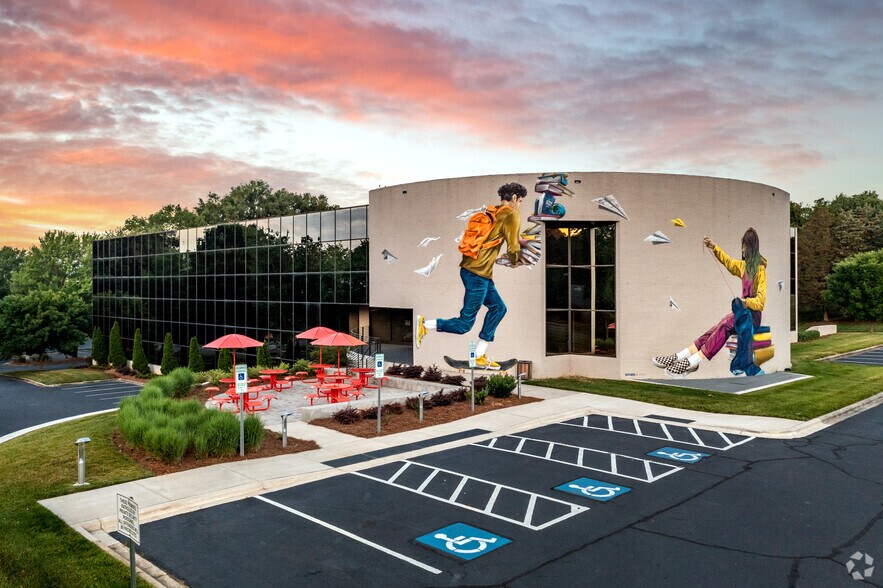 5550 77 Center Dr, Charlotte, NC à louer - Photo du bâtiment - Image 1 de 29