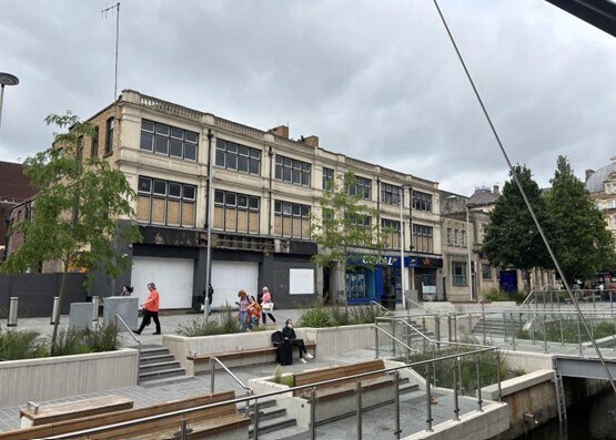 4  Churchill Way and 6-8 Churchill Way portefeuille de 2 propriétés à vendre sur LoopNet.ca Photo du bâtiment- Image 1 de 9