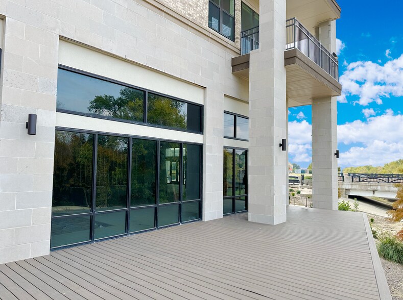 2700 Old Denton Rd, Carrollton, TX à louer - Photo du bâtiment - Image 3 de 5
