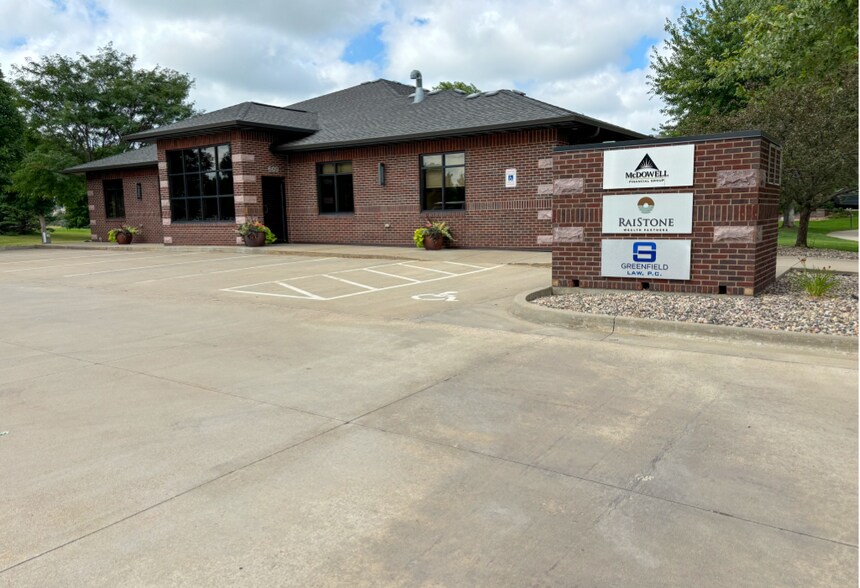 609 E Tan Tara Cir, Sioux Falls, SD à louer - Photo du bâtiment - Image 2 de 6