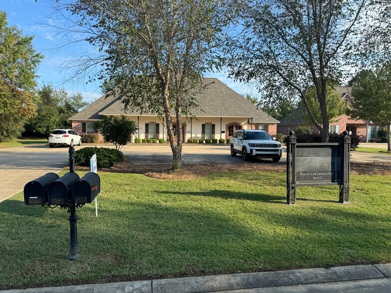 300 Highland Park Cove, Ridgeland, MS à louer - Photo du bâtiment - Image 3 de 3