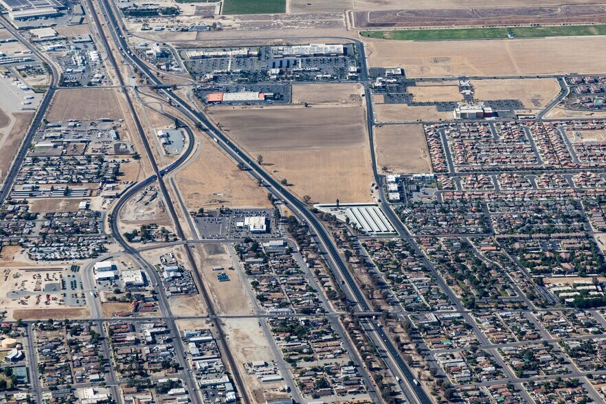 Highway 99 And Dover St, Delano, CA à vendre - Photo du bâtiment - Image 1 de 4