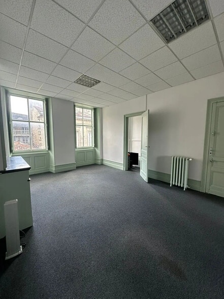 15 Rue Lafaurie De Monbadon, Bordeaux for lease - Interior Photo - Image 2 of 7