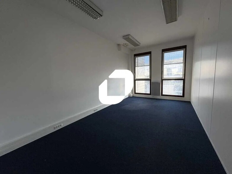 1-3 Place Charles De Gaulle, Montigny-le-Bretonneux for sale - Building Photo - Image 3 of 11