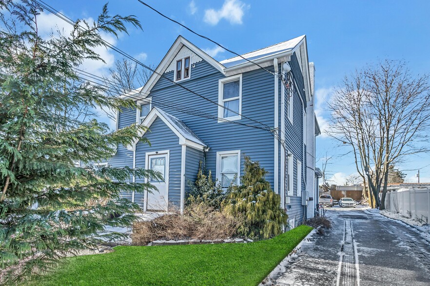 374 E Meadow Ave, East Meadow, NY for sale - Primary Photo - Image 1 of 1